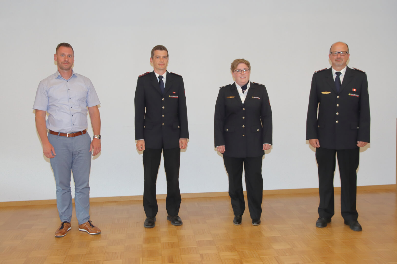 Benjamin Metzger (2.v.l.) und Julia Zechner (2.v.r.) wurden mit dem Feuerwehr-Ehrenzeichen geehrt.