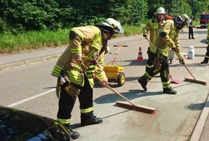 Einsatzkräfte nehmen die Verschmutzung mittels Bindemittel auf.